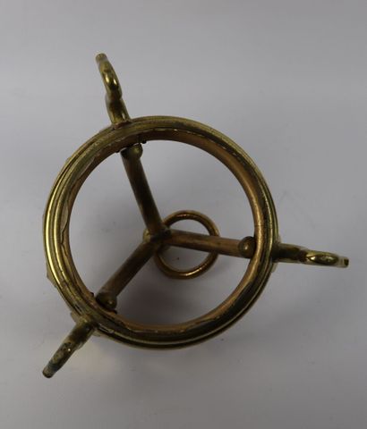 null Couronne de suspensions en laiton.

XIXème siècle.

H_22 cm