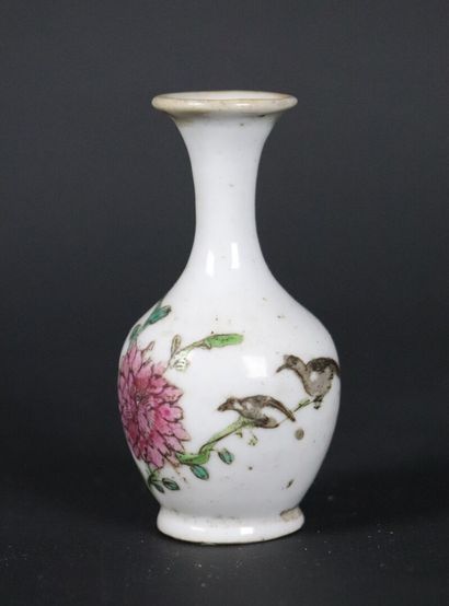 null CHINE, 

Petit vase balustre à décor d'oiseaux et fleur.

XVIIIème ou début...