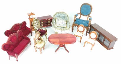null Réunion de mobilier de poupée comprenant :

- paire de canapés de style Napoléon...