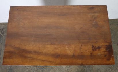 null Petite table en bois naturel et bois de placage, ouvrant à deux tiroirs. 

XIXème...