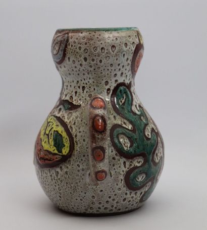 null VALLAURIS.

Vase à deux anses en céramique, à décor floral.

H_22,5 cm, un éclat...