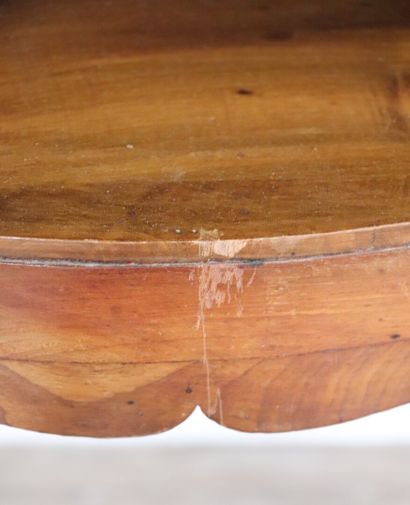 null Deux tables de chevet pouvant former pendant en bois naturel mouluré et sculpté,...