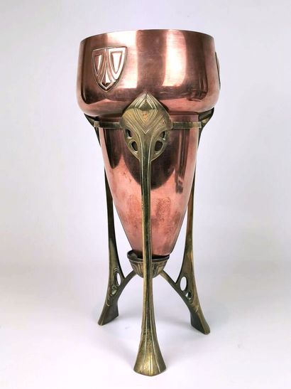 null Secession Viennoise, dans le goût de.

Vase en cuivre à décor géométrique repoussé,...