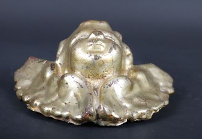 null Tête d'ange en bois sculpté et doré.

XVIIIème siècle.

L_15,4 cm