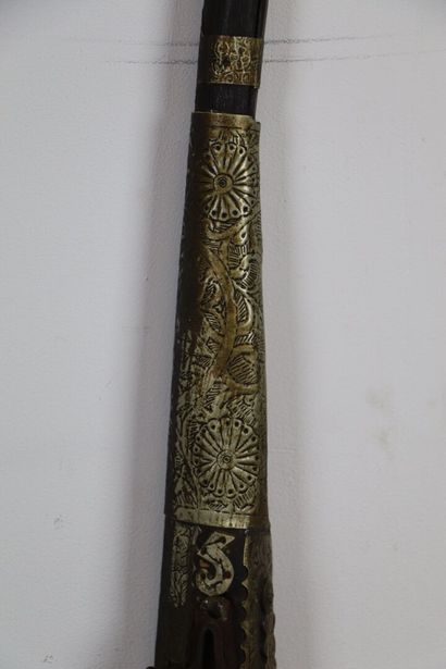 null Fusil Moukala d'Afrique du Nord en bois, métal et os.

L_156 cm