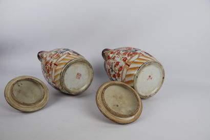 null JAPON. 

Paire de verseuses couvertes en porcelaine à décor Imari. Les frétels...