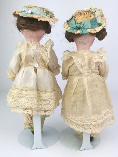 null DEP.

Set of two miniature dolls, the heads in biscuit, marked in hollow "1914,...