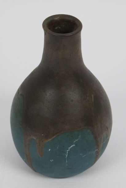 null Léon POINTU.

Vase en grès à coulures brunes sur fond bleu.

H_15,8 cm