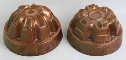 null Deux moules à gâteaux en cuivre. 

H_8 cm et H_9 cm

D_17 cm et D_16,5 cm
