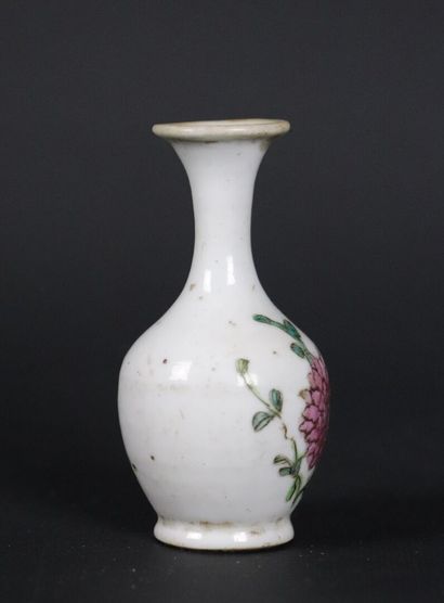 null CHINE, 

Petit vase balustre à décor d'oiseaux et fleur.

XVIIIème ou début...