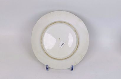 null PARIS.

Assiette carrée et assiette circulaire en porcelaine à émaux polychromes...