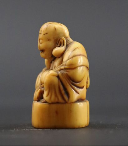 null Netsuke en ivoire figurant un bouddha appuyé sur un balot.

Japon, époque Meiji.

H_4,1...