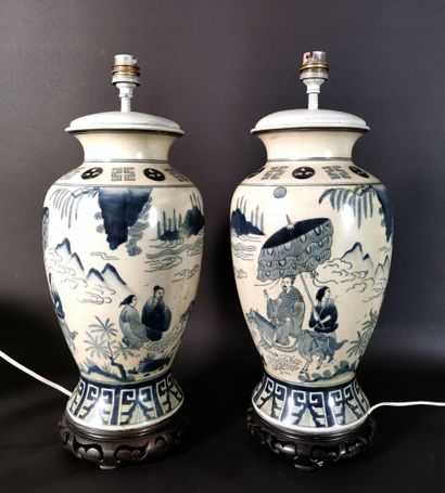 null CHINE, XXème siècle. 

Paire de vases montés en lampe en porcelaine et émaux...