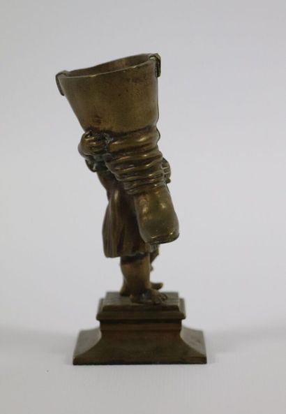null Statuette en bronze figurant le Petit Poucet portant la botte de sept lieues.

H_11...
