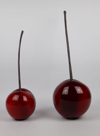 null Cerises.

Deux sculptures en composition rouge et marron.

H_44 cm et 58 cm