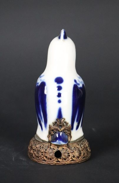 null Camille THARAUD (1878-1956).

Veilleuse lémovices en porcelaine à décor bleu....