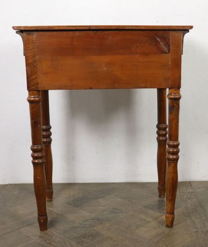 null Petite table en bois naturel et bois de placage, ouvrant à deux tiroirs. 

XIXème...