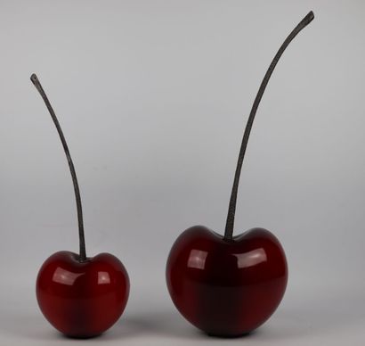 null Cerises.

Deux sculptures en composition rouge et marron.

H_44 cm et 58 cm