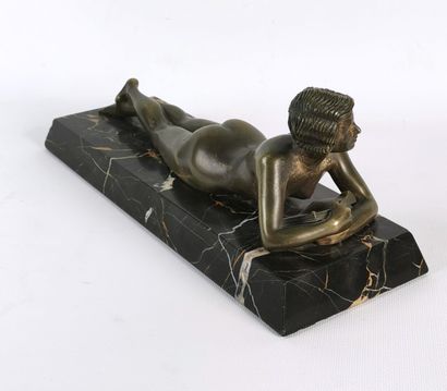 null 
R. DALON (XXème siècle).




Nu à la lecture.




Sculpture en bronze patiné,...