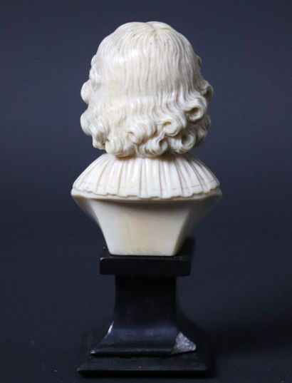 null Buste du roi de Rome en ivoire de Dieppe.

XIXème siècle.

Il repose sur une...