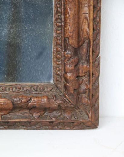 null Miroir en bois sculpté de feuilles d'acanthe et de rais de perles.

XVIIIème...
