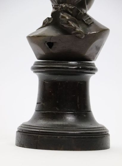 null Buste en bronze figurant Louis XVI.

Reposant sur un socle en bois tourné.

XIXème...