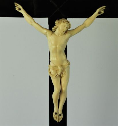 null Crucifix à poser en bois noirci et ivoire.

Milieu du XIXème siècle.

H_20,5...