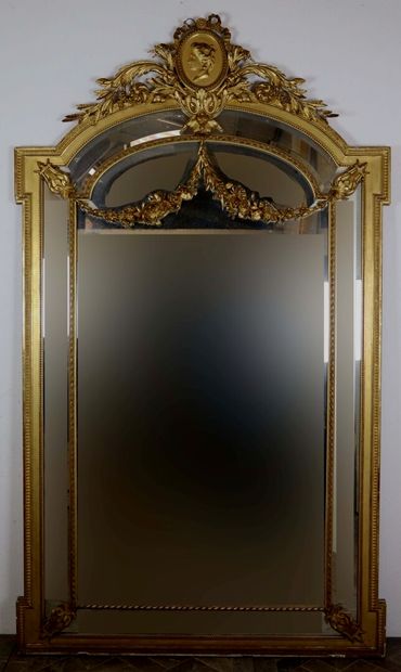 null Important carved and gilded wood mirror with a medallion with a female profile,...