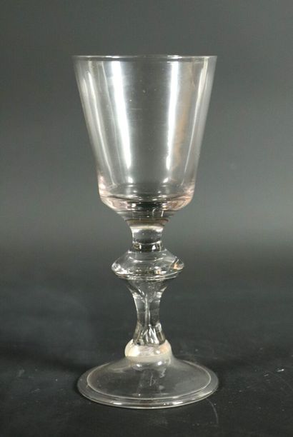 null Blown translucent glass leg.

18th century.

H_17 cm