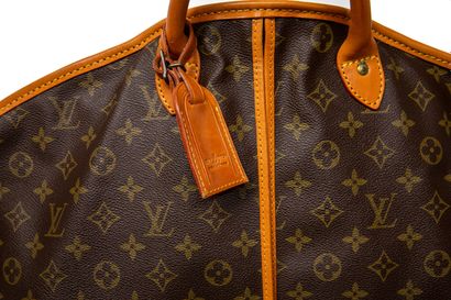 null LOUIS VUITTON, Paris.

Cloth and natural leather with stitching. Brass nails.

With...