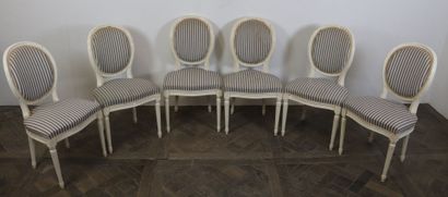 null Suite of six moulded and carved wood chairs with medallion back. 

The legs...