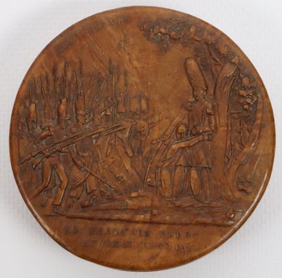 null Circular box in pressed cedar, the lid decorated with Napoleonic soldiers and...
