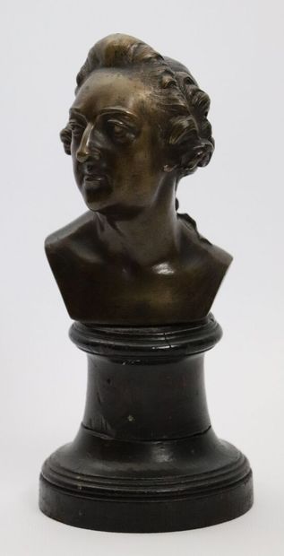 null Bronze bust of Louis XVI.

Resting on a turned wooden base.

19th century.

H_19,8...