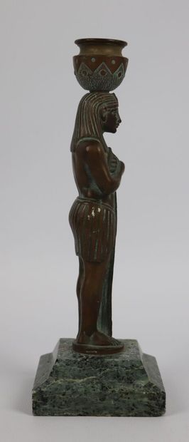 null DAUBREE Fondeur.

Bougeoir en bronze sur base en marbre, figurant un pharaon....