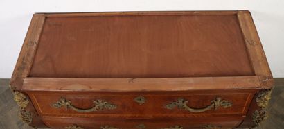 null A curved chest of drawers in veneer and burl veneer in blackened frames.

It...