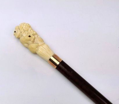 null JAPAN, Meiji period (1868-1912)

Ivory cane with a knob decorated with three...