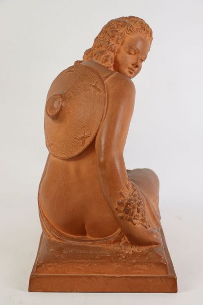 null Marcel André BOURAINE (1886-1948).

Femme aux fleurs. 

Sculpture en terre cuite,...