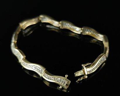 null Bracelet articulé en or jaune et pavages de diamants.

L_18,4 cm.

Poids brut...