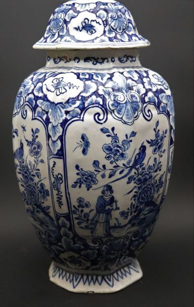 null DELFT.

Vase couvert en faïence à décor de chinois, de fleurs et d'oiseaux en...