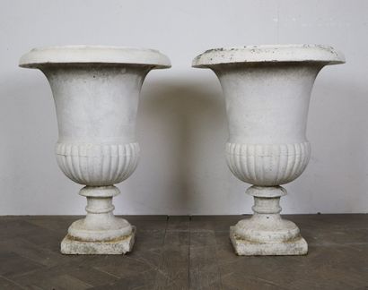 null Paire de vases en fonte laqué blanc de forme Médicis.

H_57,5 cm D_43 cm.