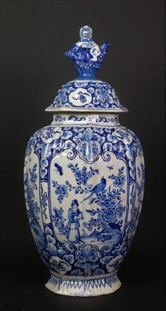 null DELFT.

Vase couvert en faïence à décor de chinois, de fleurs et d'oiseaux en...