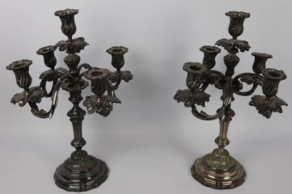 null A pair of five lights candelabra in silver plated bronze.

19th century.

H_41...