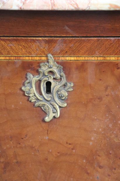 null A curved chest of drawers in veneer and burl veneer in blackened frames.

It...