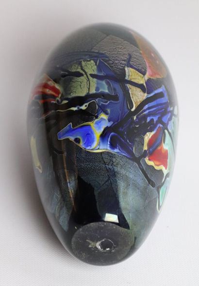 null Patrick LEPAGE (1949-2015).

Vase en verre à inclusions multicolores, signé...