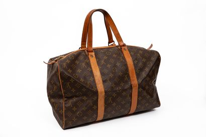 null Louis VUITTON, Paris.

Small travel bag in monogram canvas and brown leather...