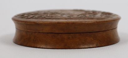 null Circular box in pressed cedar, the lid decorated with Napoleonic soldiers and...