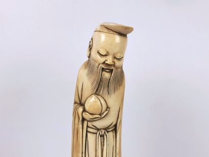 null CHINE, dans le goût des Ming.

Statuette de sage en ivoire sculpté, tenant une...