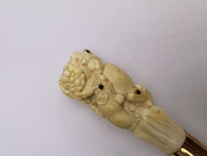 null JAPAN, Meiji period (1868-1912)

Ivory cane with a knob decorated with three...