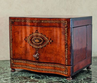 null Liquor cellar in marquetry of veneer and crystal.

On the lid, an escutcheon...