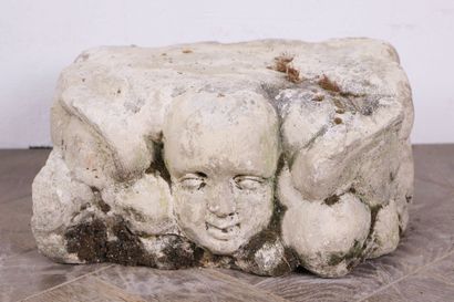 null Elément de chapiteau en pierre sculptée à décor de tête d'ange.

XVIIème siècle.

H_16...
